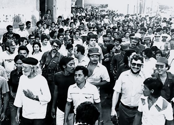 Ernesto Cardenal in un corteo del Fronte Sandinista di Liberazione Nazionale, in seconda fila Daniel Ortega