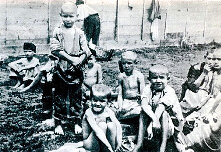 Bambini internati nel campo di concentramento di Arbe (Croazia) creato dalla Seconda Armata Italiana nel luglio del 1942 (it.wikipedia.org)